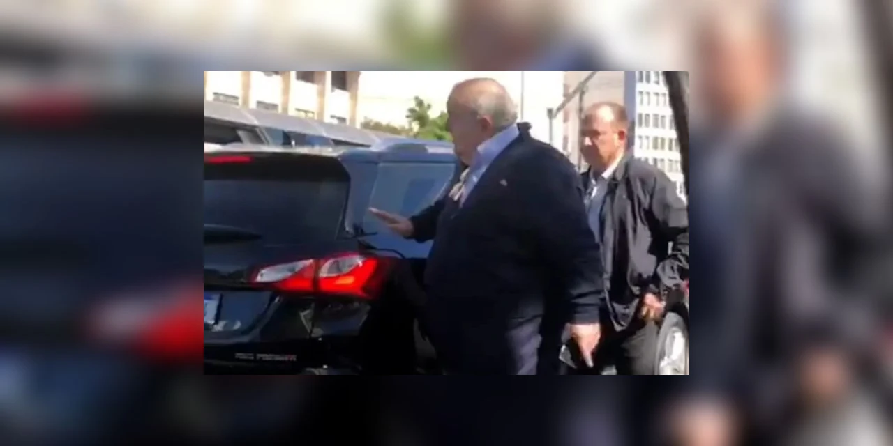 Rafael Greca fica na rua após veículo pifar em Curitiba: "A bateria não está boa"