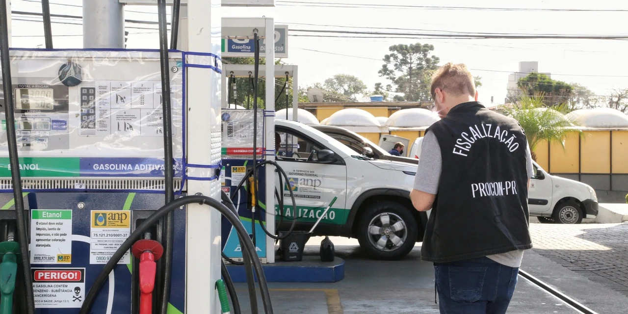 Procon-PR notifica 11 distribuidoras para adequação dos preços dos combustíveis