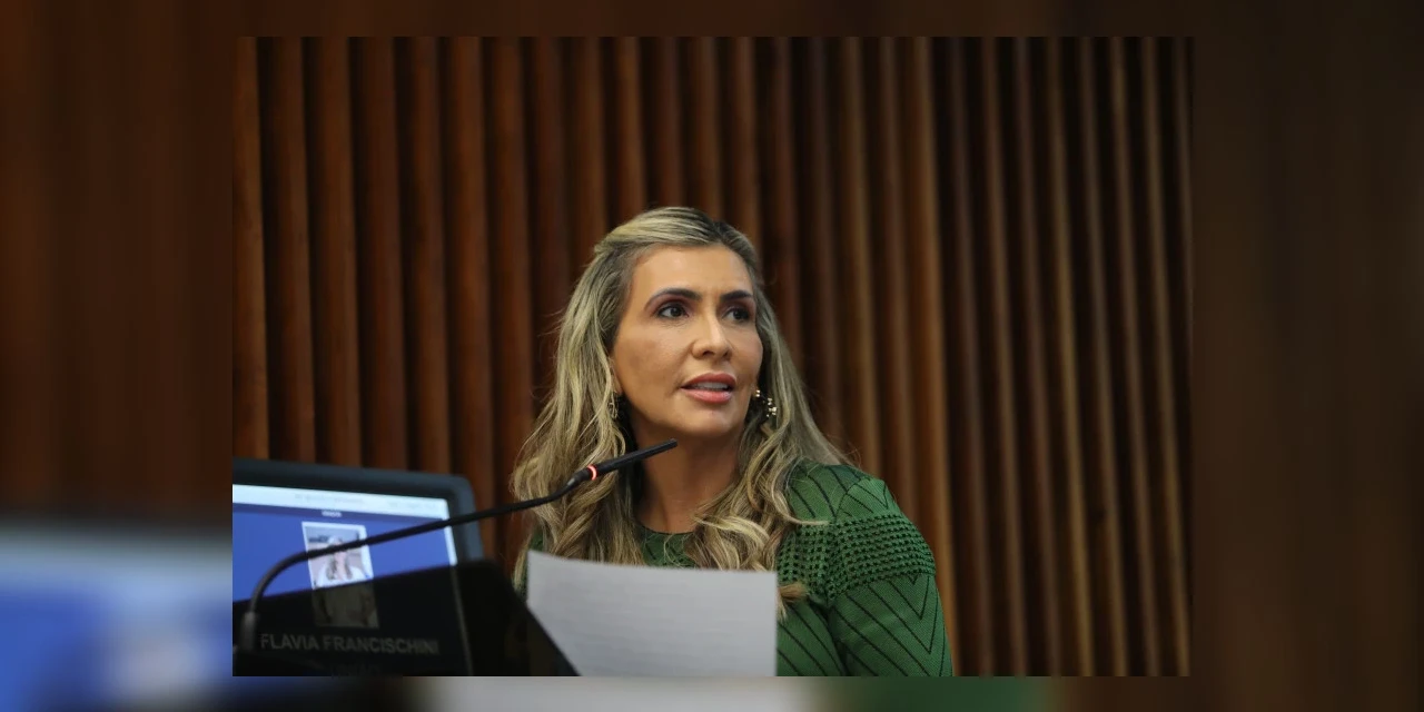 Deputada Flávia Francischini apresenta projeto que proíbe suspensão de plano de saúde para autistas