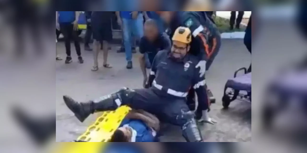 Vídeo: Socorrista viraliza após cair em vítima de acidente