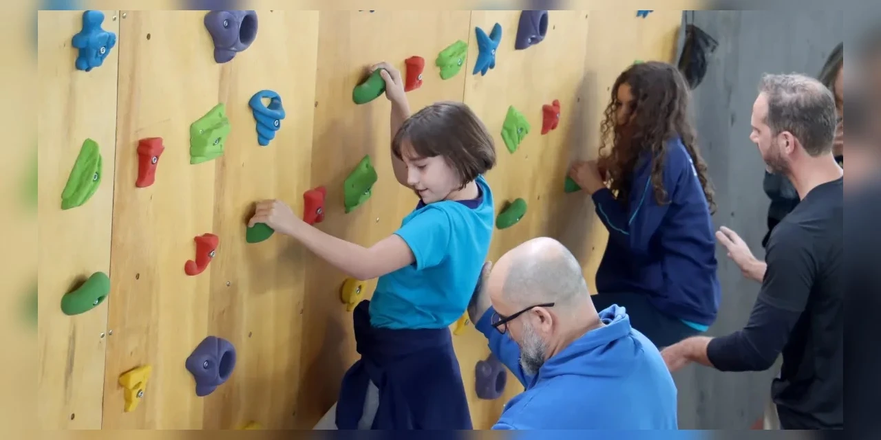 Escola da zona oeste de Londrina recebe primeira parede de escalada da rede municipal