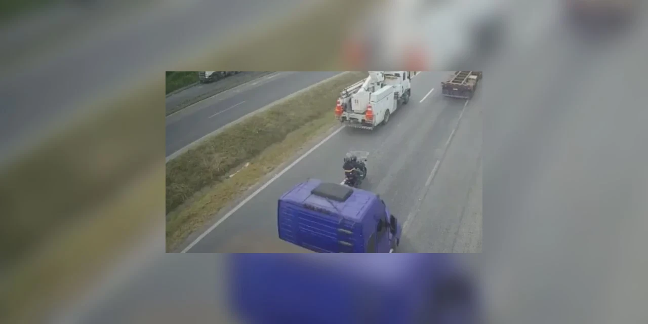Duas pessoas morrem após caminhão arrastar moto na BR-277, em Paranaguá
