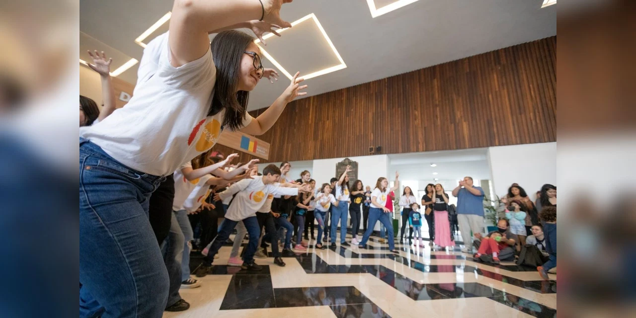 Biblioteca da UEPG recebe coral infantil com músicas indígenas