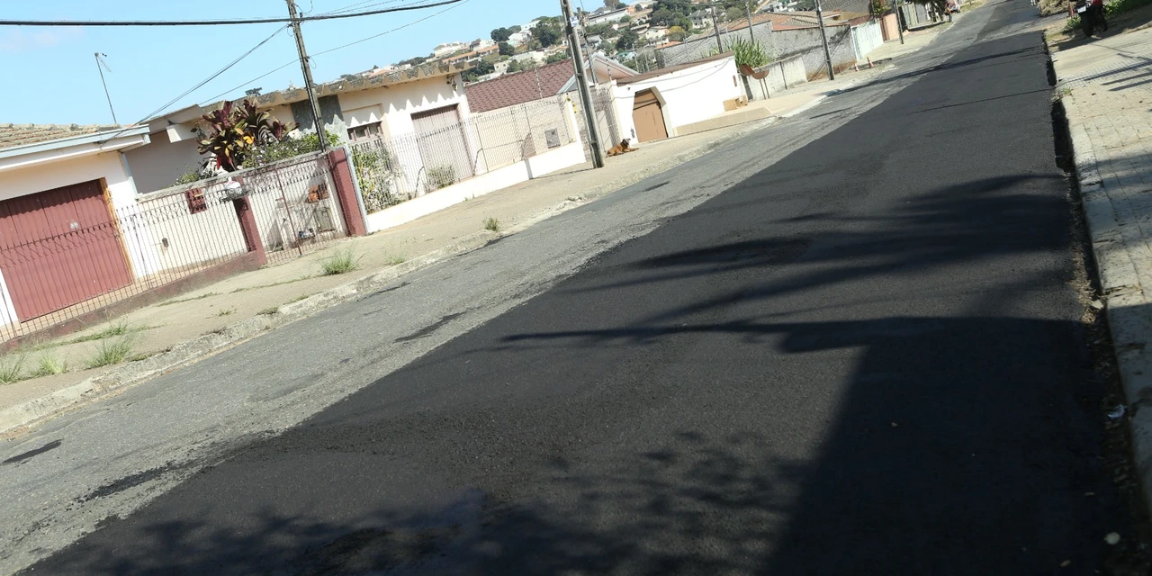 Ponta Grossa aplica nova camada de revestimento em ruas de Vila Oficinas