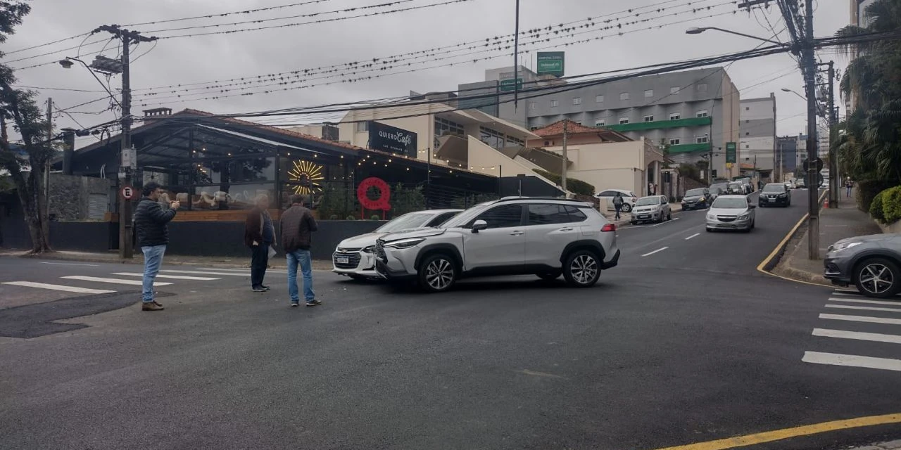 Colisão entre veículos complica trânsito no cruzamento entre a Cel. Dulcídio e Nestor Guimarães