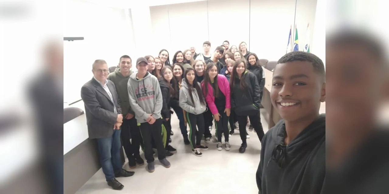 Alunos visitam ACIPG para saber mais sobre associativismo