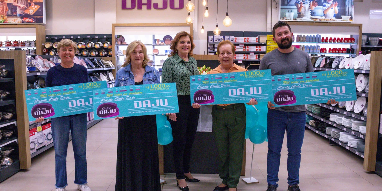 Daju entrega vale-compras aos sorteados do Clube Daju em cerimônia emocionante