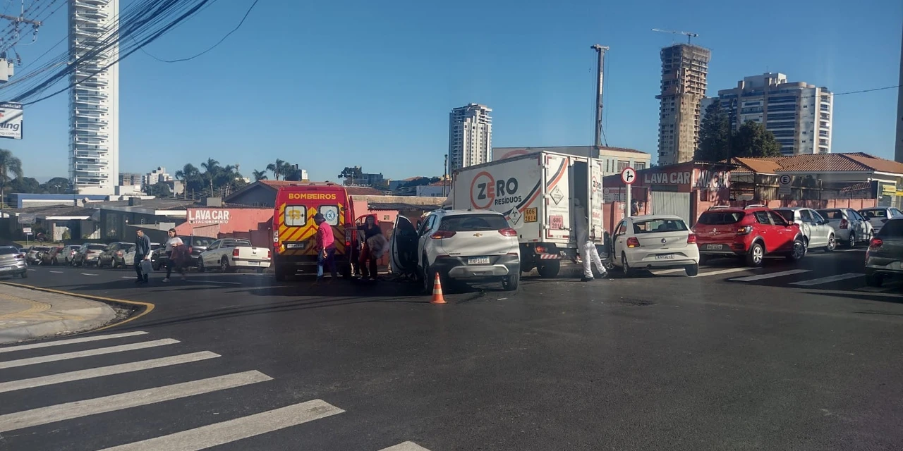 Fotos: Cruzamento entre a Cel. Dulcídio e Nestor Guimarães registra novo acidente de trânsito nesta sexta-feira (02)