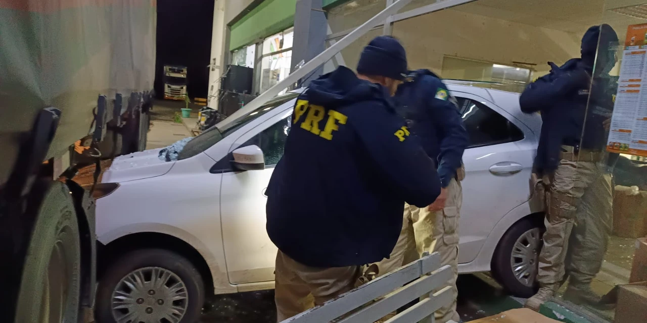 Veículo invade posto de combustíveis e PRF apreende carregamento de drogas na BR-376, em Ponta Grossa