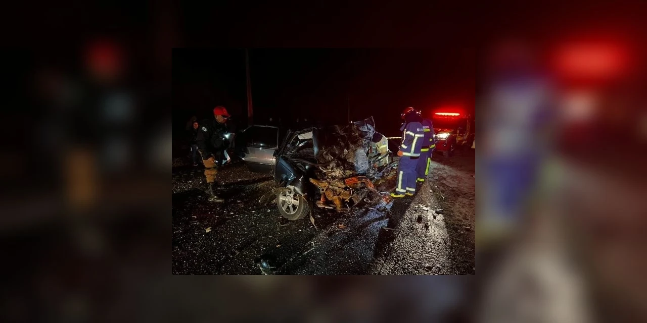 Fotos: Acidente na PR-487 termina com 2 mortos e 6 feridos