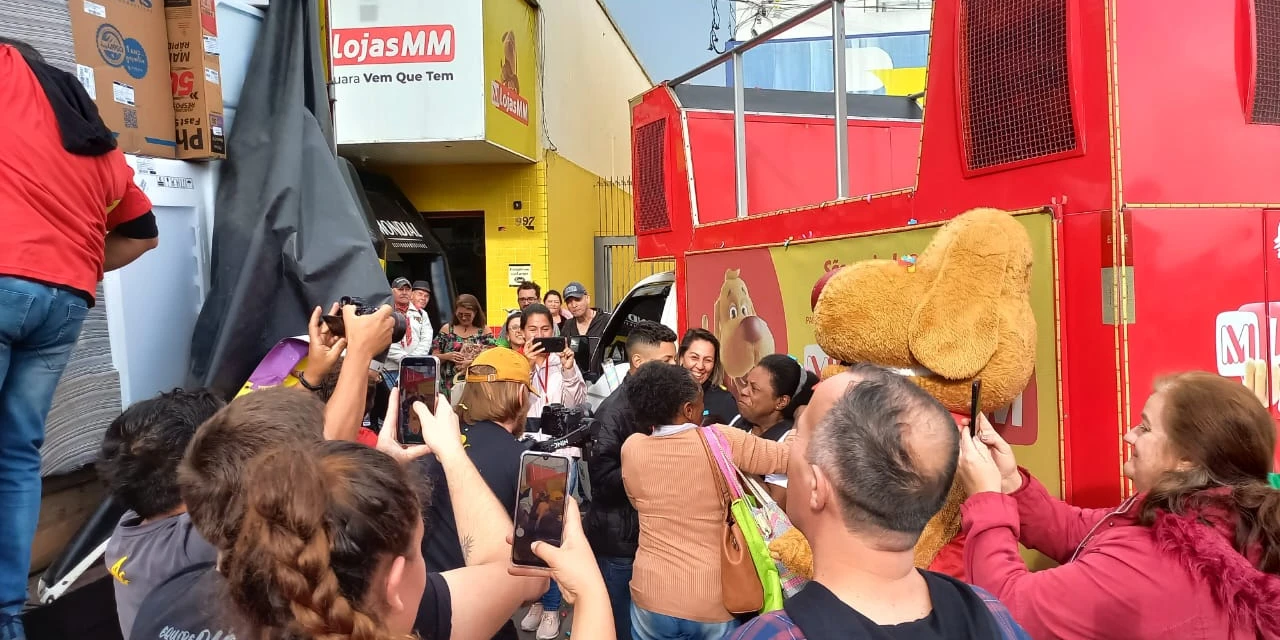 Cliente é surpreendida com Caminhão de Prêmios da Lojas MM