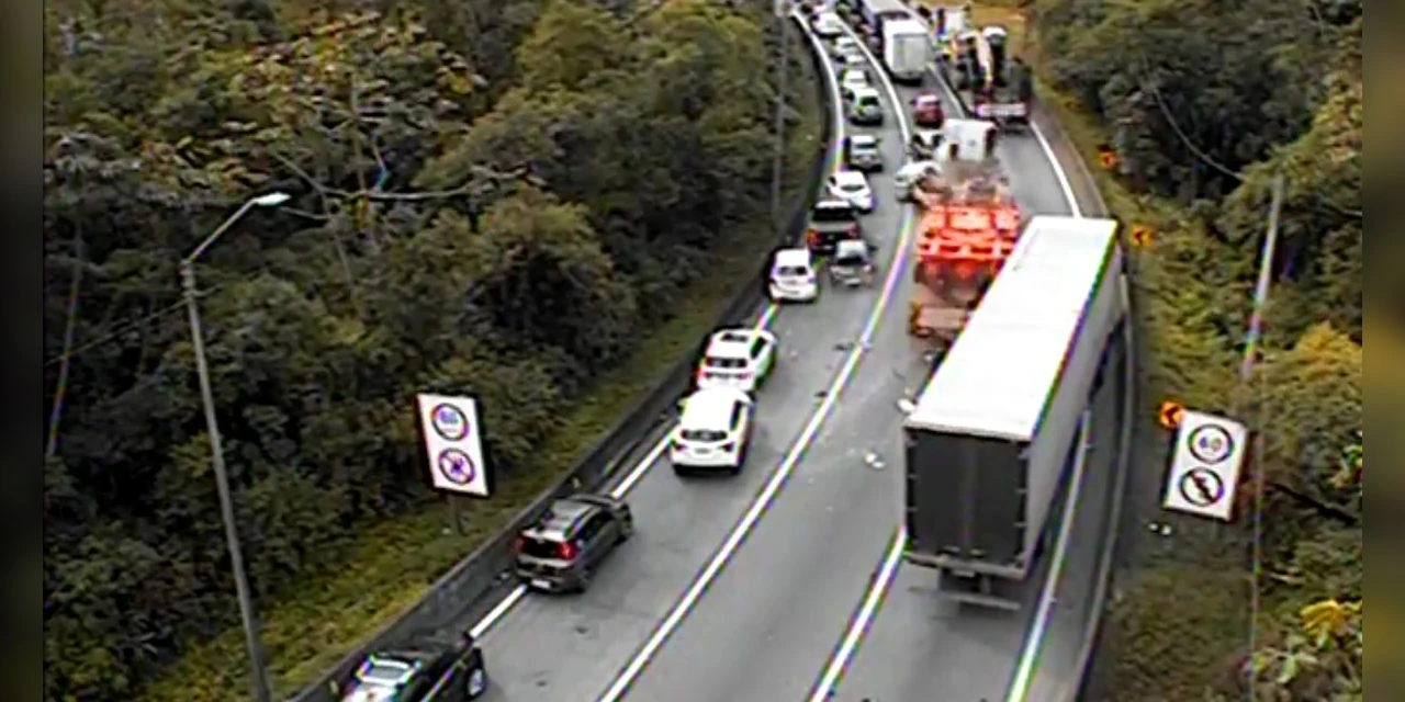 Vídeo: Caminhão sem freios arrasta 15 veículos na BR-376, em Guaratuba