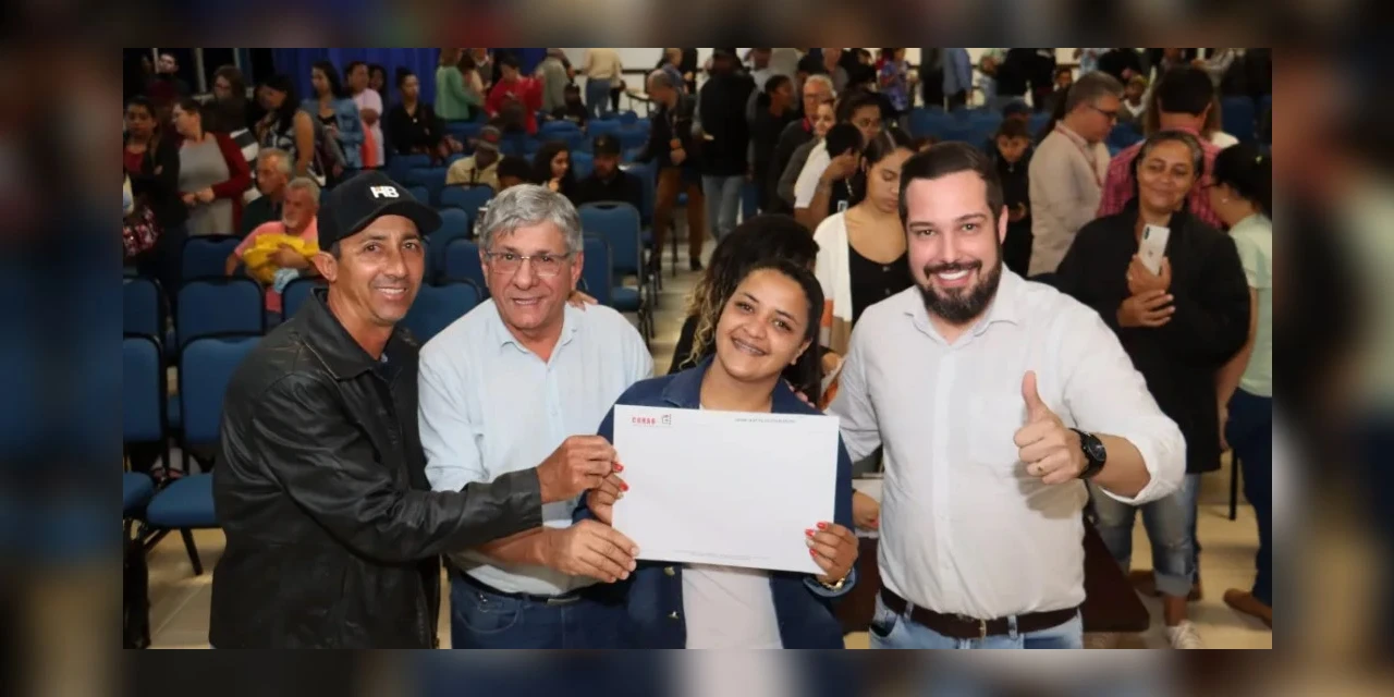 Famílias que viviam em situação irregular recebem títulos da COHAB, em Londrina