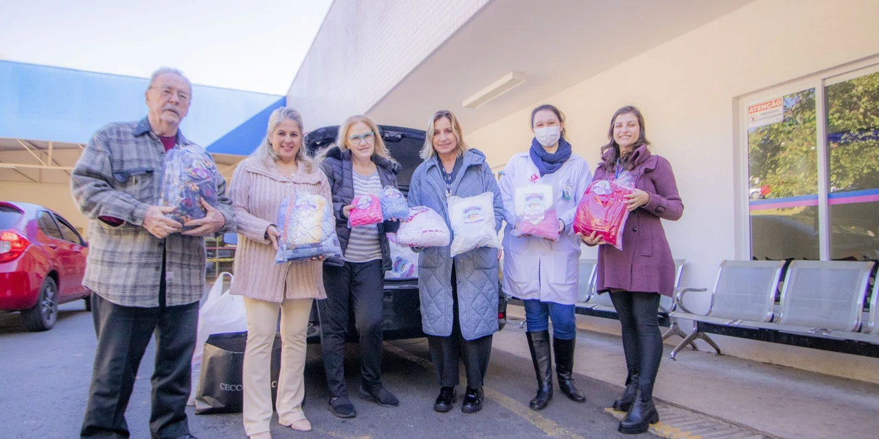 Voluntárias entregam kits para famílias carentes no Humai-UEPG