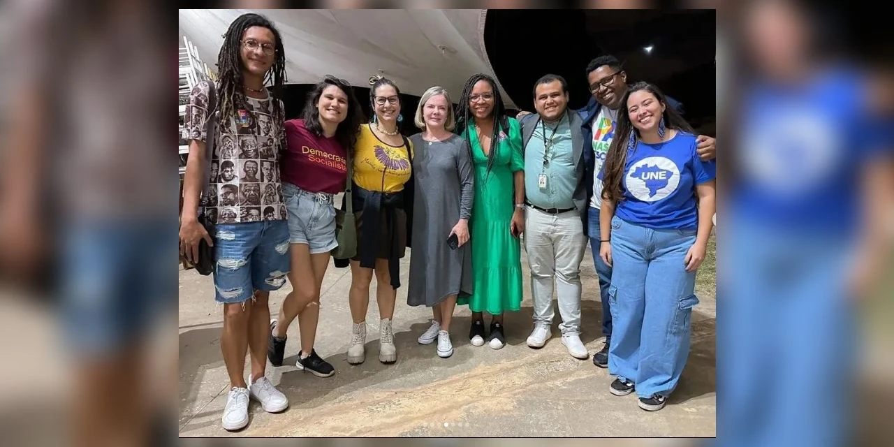 "Muito bom ver a potência jovem discutindo o Brasil", afirma deputada Gleisi Hoffmann durante 59° Congresso Nacional da UNE