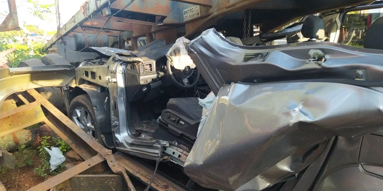 Motorista perde o controle de caminhonete e bate em bitrem na contramão, na BR-373