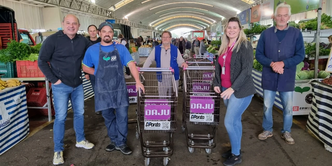 FOTOS: Daju e D'Ponta entregam 10 carrinhos na Feira do Produtor