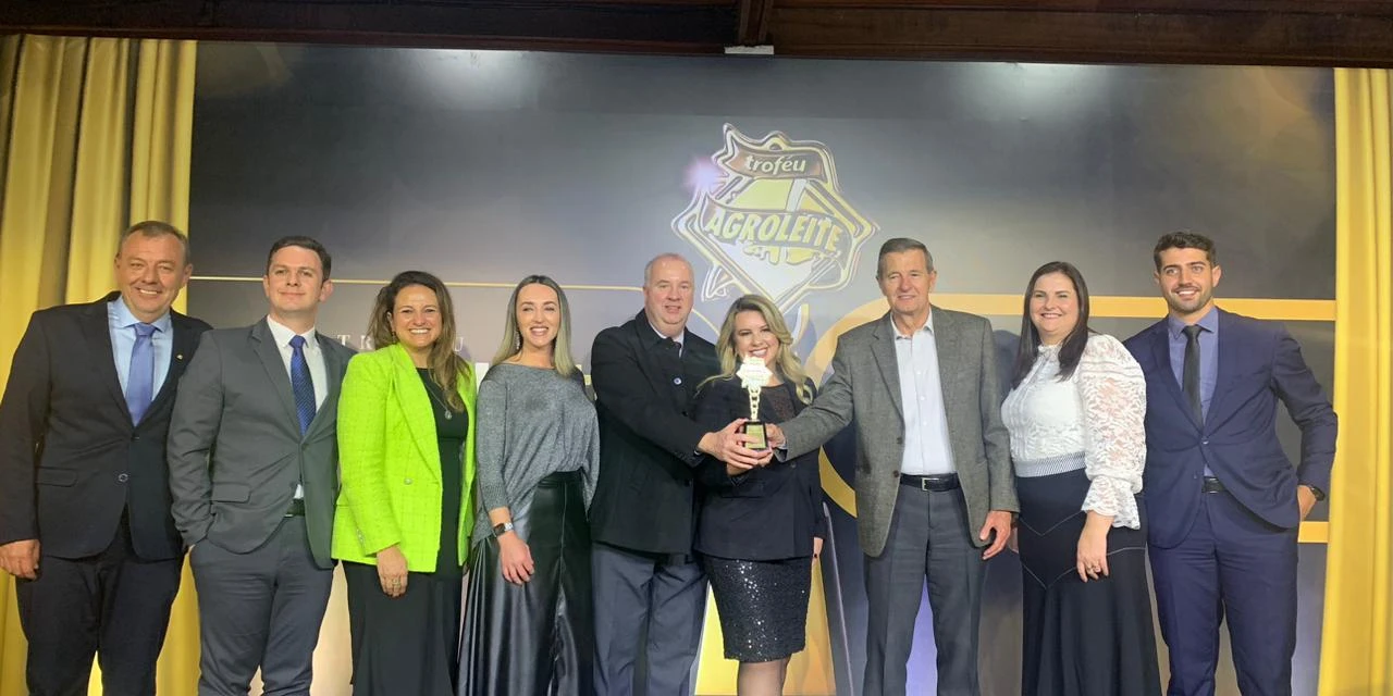 Sicredi ganha Troféu Agroleite na categoria melhor agente financeiro