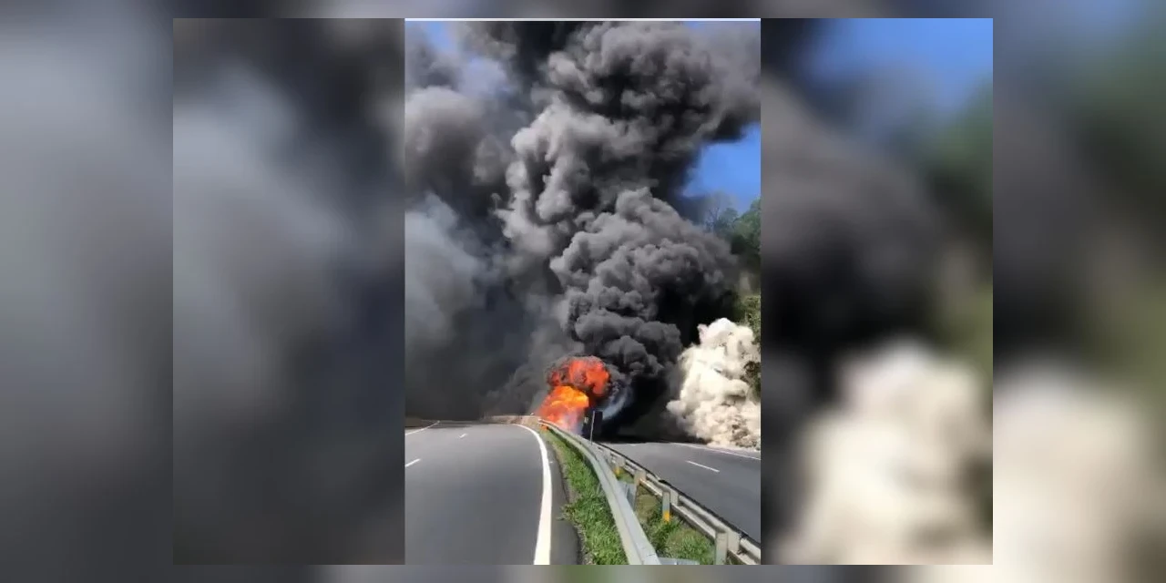 Dois caminhões pegam fogo após grave acidente na BR-376