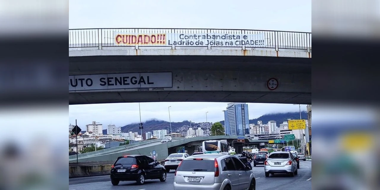 'Ladrão de joias na cidade': faixas ironizam visita de Bolsonaro a BH
