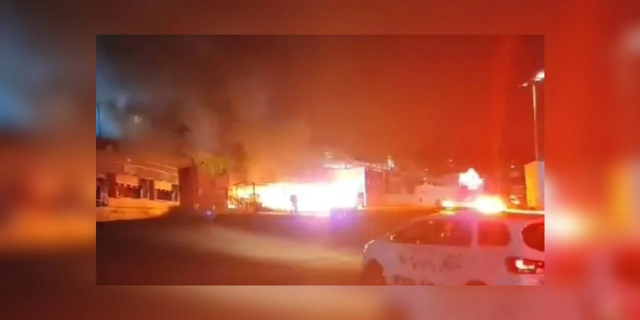 Vídeo: Espaço de alimentação do The Town pega fogo durante a madrugada