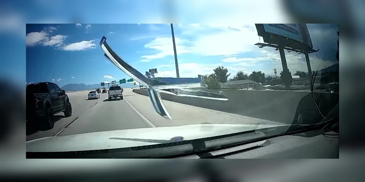 Vídeo: Peça de cadeira atinge para-brisa de picape em rodovia