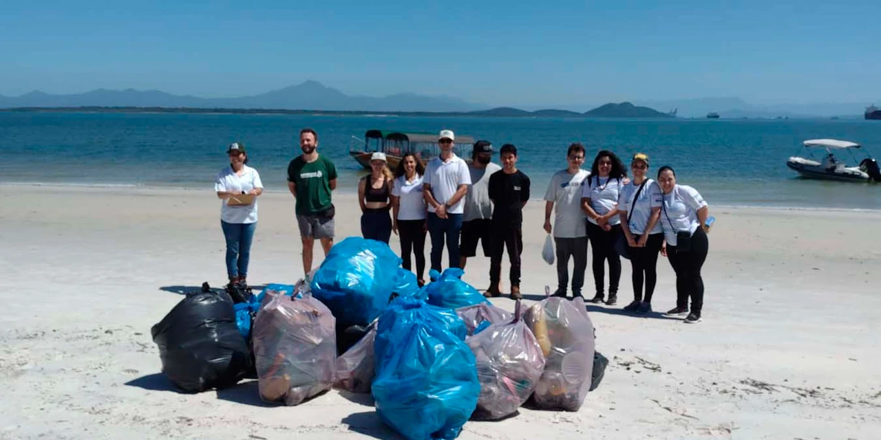 Portos do Paraná ajuda a retirar 220 quilos de resíduos de praia da Ilha do Mel