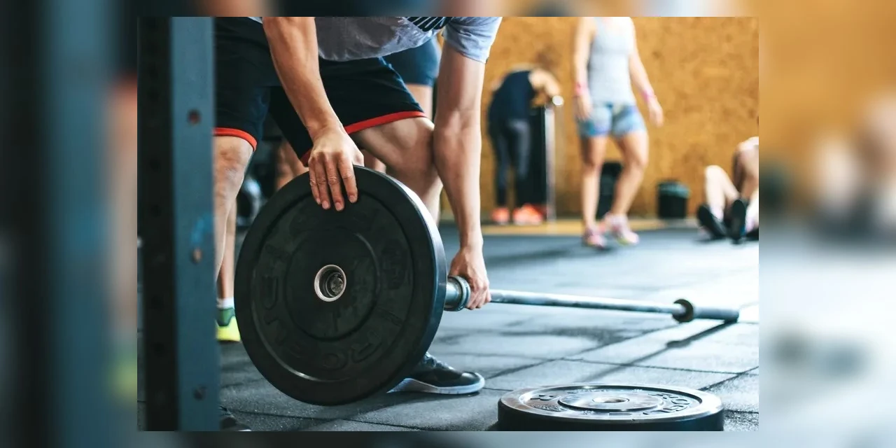 Personal trainer de 24 anos é hospitalizado após prender pênis em anilha de musculação