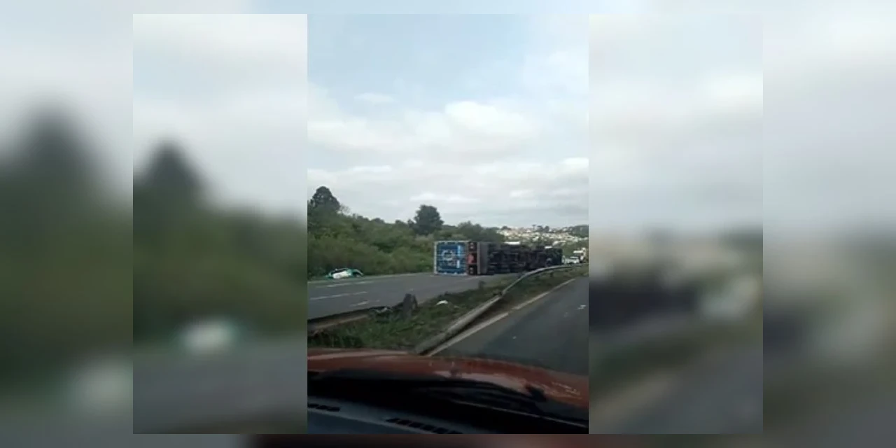 Tombamento de caminhão complica trânsito na BR-376 em PG