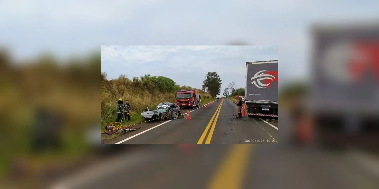 Motorista morre em acidente grave entre carro e carreta na PR-317