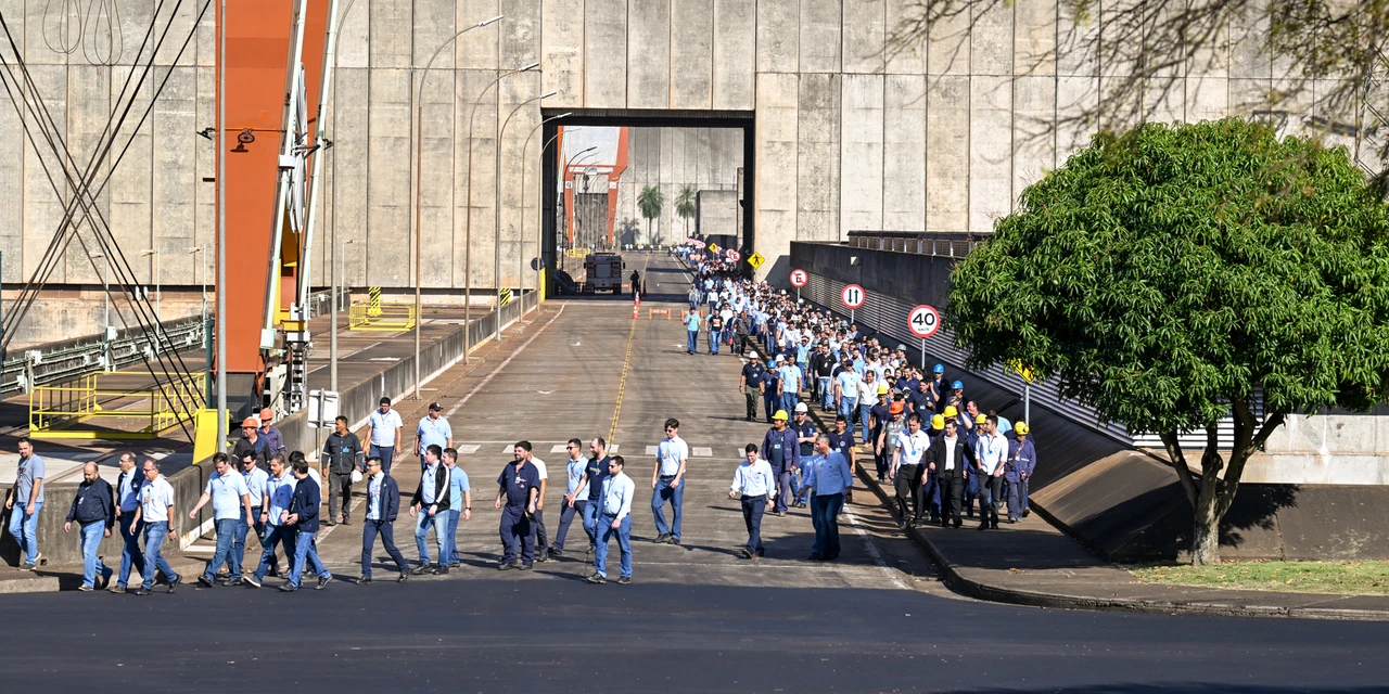 Empregados de Itaipu participam de simulado de abandono da usina