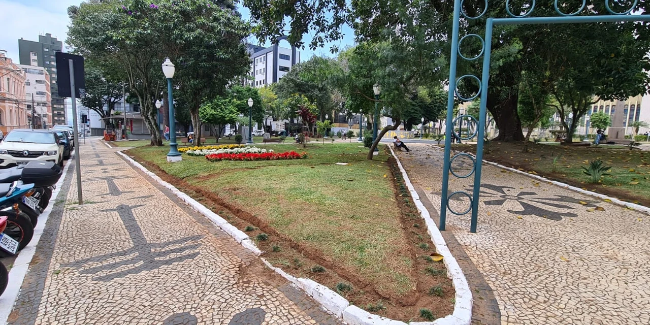 Secretaria de Meio Ambiente remove deck de madeira da Praça Marechal Floriano Peixoto em PG
