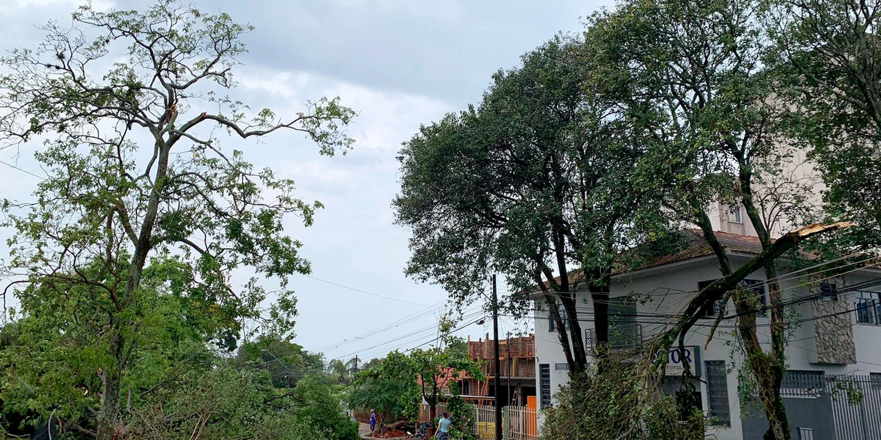 Temporais afetam fornecimento de energia e água no Paraná