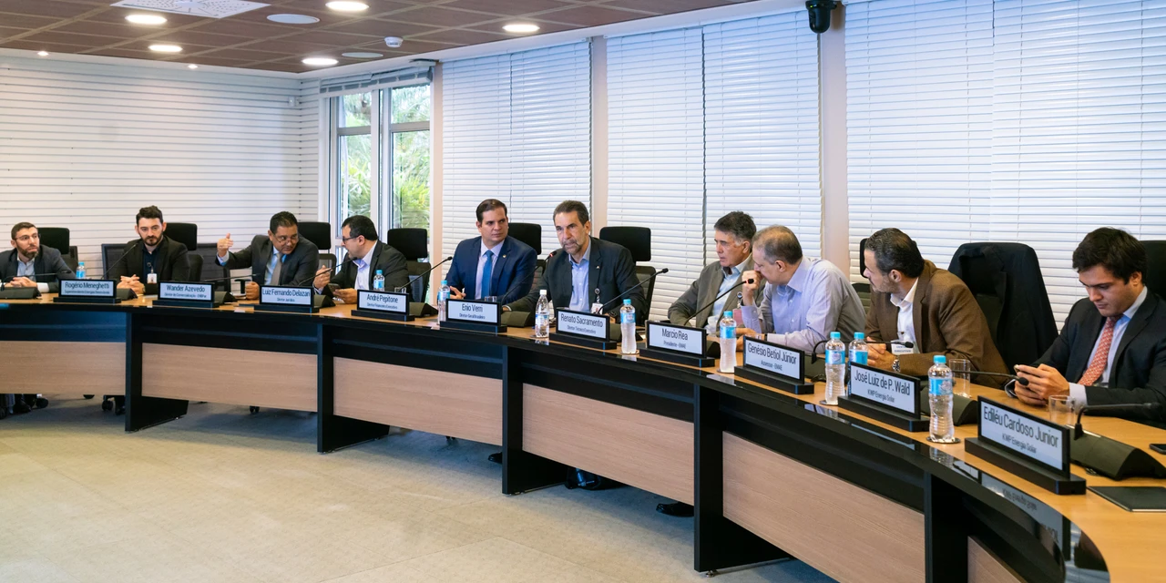 Consórcio apresenta modelo de usina de energia solar flutuante para diretoria da Itaipu