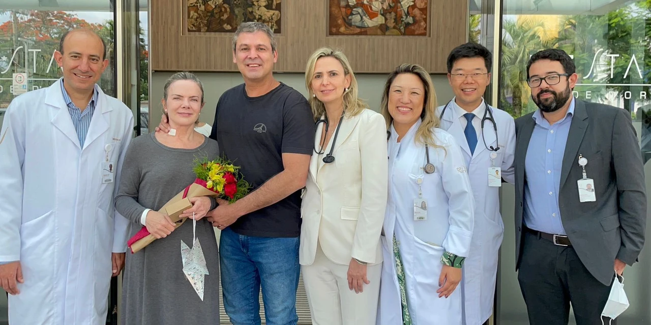 Deputada Gleisi Hoffmann deixa hospital após cirurgia no coração