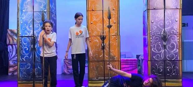 Alunos do Colégio Sepam apresentam Mostra de Teatro 'Alice no País das Maravilhas'