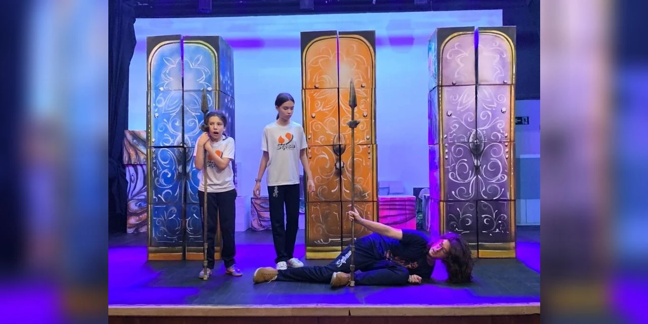Alunos do Colégio Sepam apresentam Mostra de Teatro 'Alice no País das Maravilhas'
