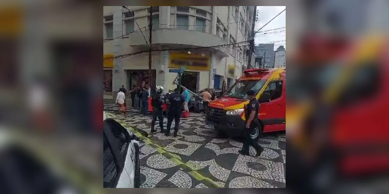 Carro invade calçadão em frente à Praça Tiradentes, em Curitiba