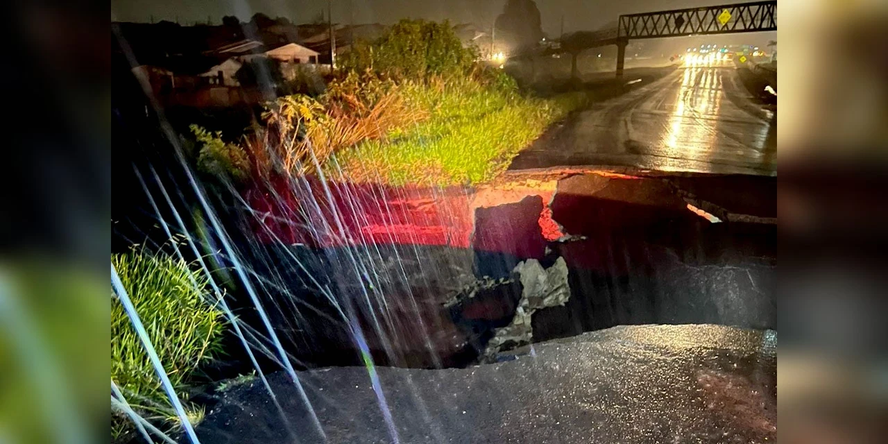 Pavimento da PR-151 cede em Jaguariaíva e tráfego está bloqueado; 277 interditada em Morretes