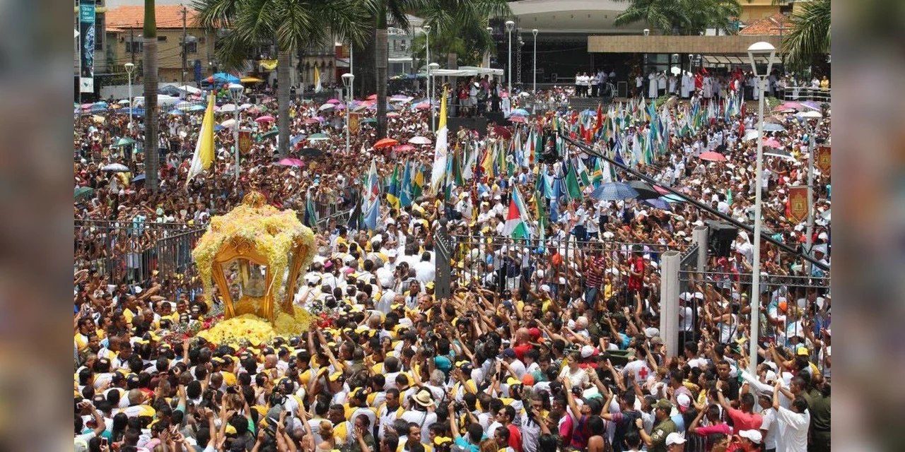 Círio de Nazaré leva multidão às ruas de Belém neste domingo