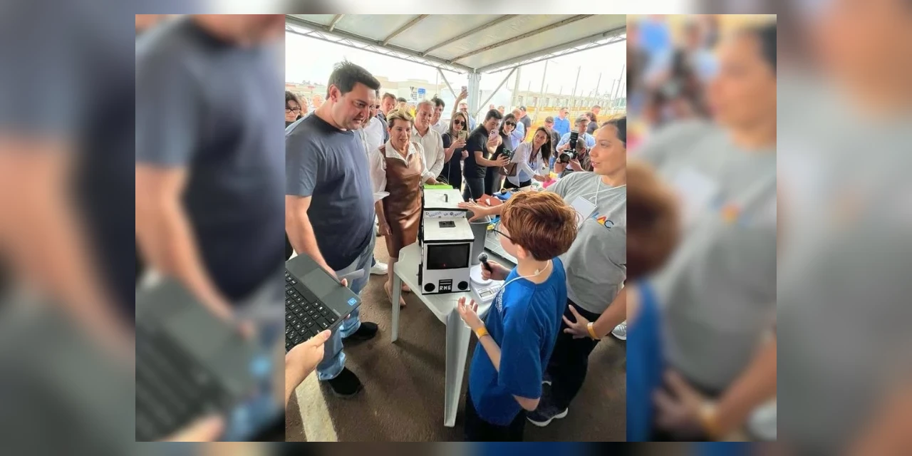 Governador Ratinho Jr conhece programas da Educação de PG