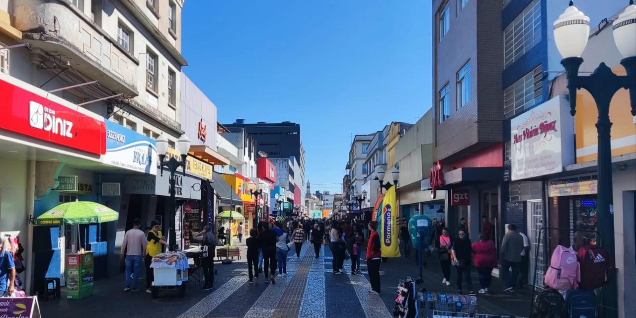 Confira o funcionamento do comércio de rua durante feriado desta quinta (12) em PG