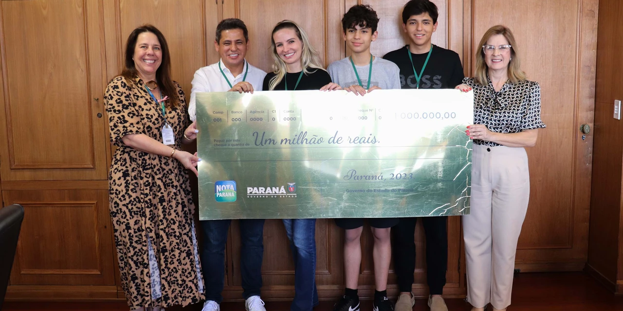 Ganhadores de R$ 1 milhão e de R$ 100 mil recebem cheques do Nota Paraná