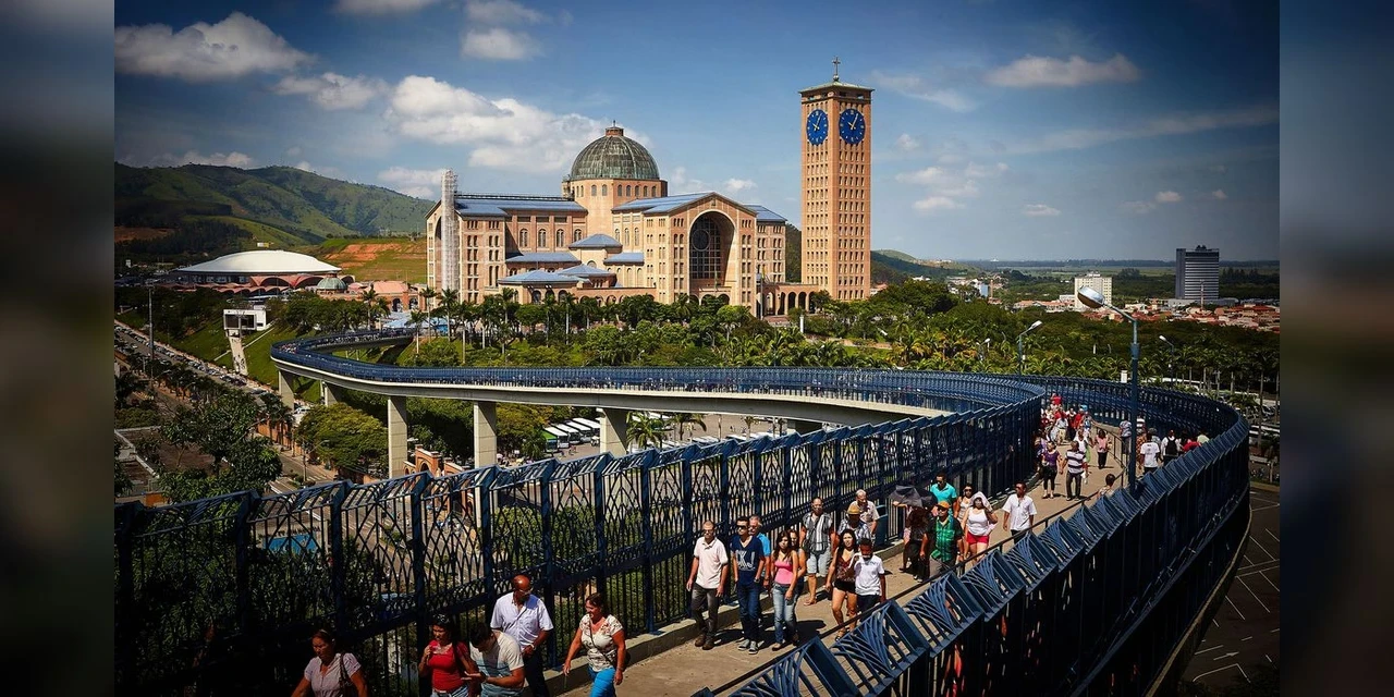 Cerca de 250 mil pessoas devem passar por Aparecida no feriado