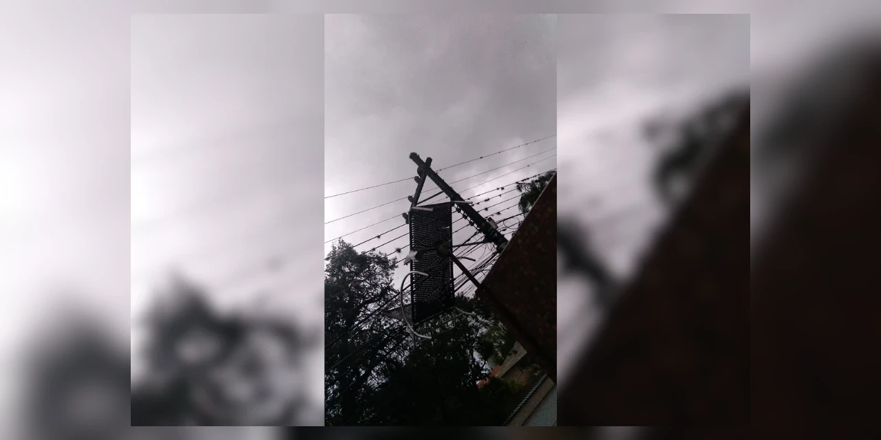 Cadeira de piscina de prédio residencial vai parar na rede elétrica no Centro de PG