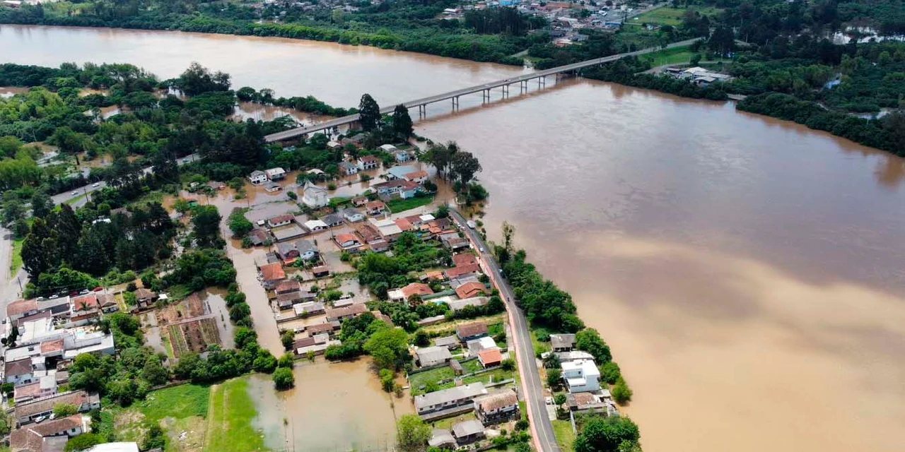 Governador determina contratação de hotéis e pousadas para desabrigados das chuvas