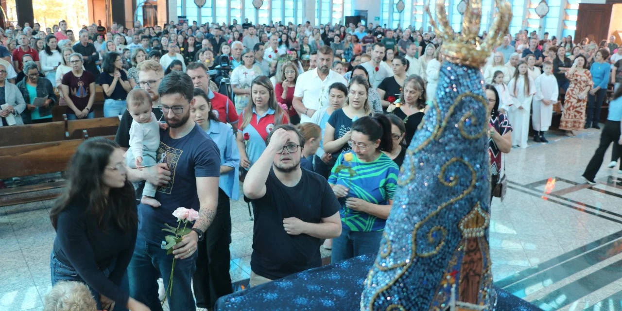 Devotos de Nossa Senhora Aparecida lotaram a Catedral neste dia 12