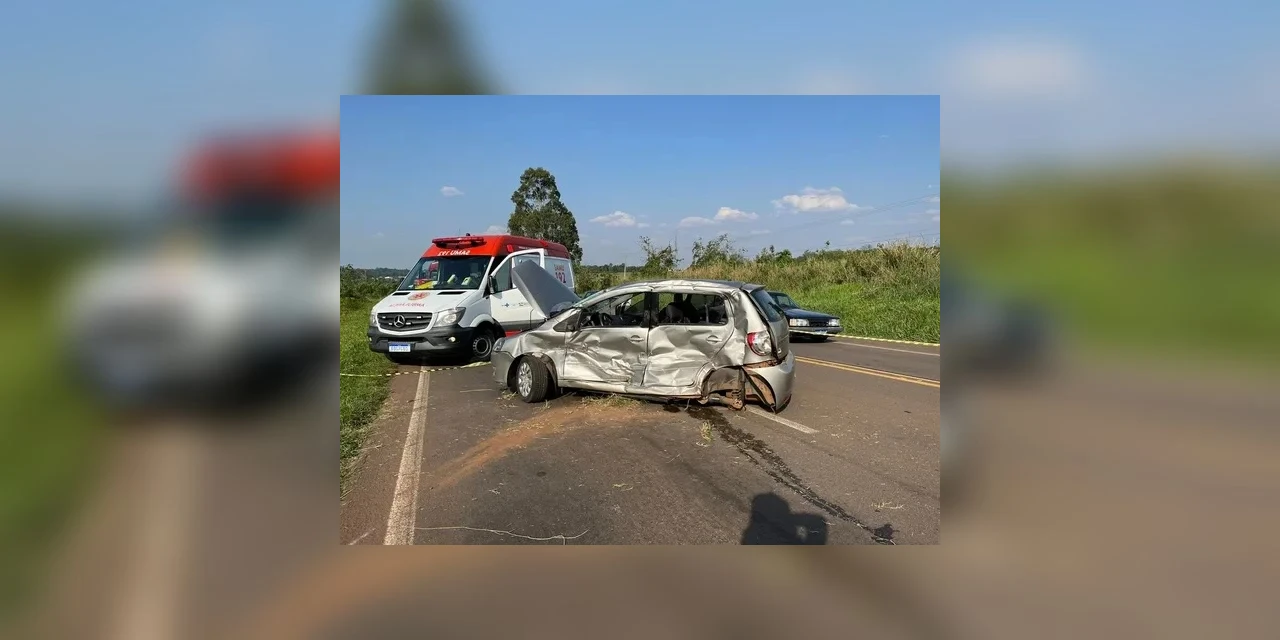 Duas pessoas morrem após ônibus bater contra carro na PR-323