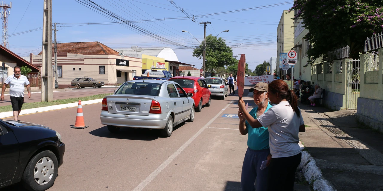Blitz educativa em Castro pede mais respeito às pessoas idosas no trânsito