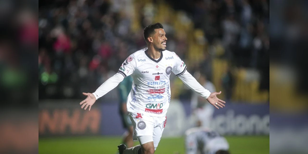 Cássio Gabriel permanece no Fantasma em 2024